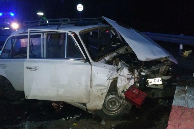 Автомобиль протаранил бетонное ограждение по дороге на Аршан в Приангарье