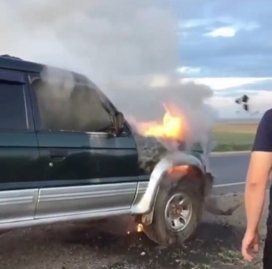 Автомобиль Mitsubishi Pajero горел около поселка Михайловка в Иркутской области