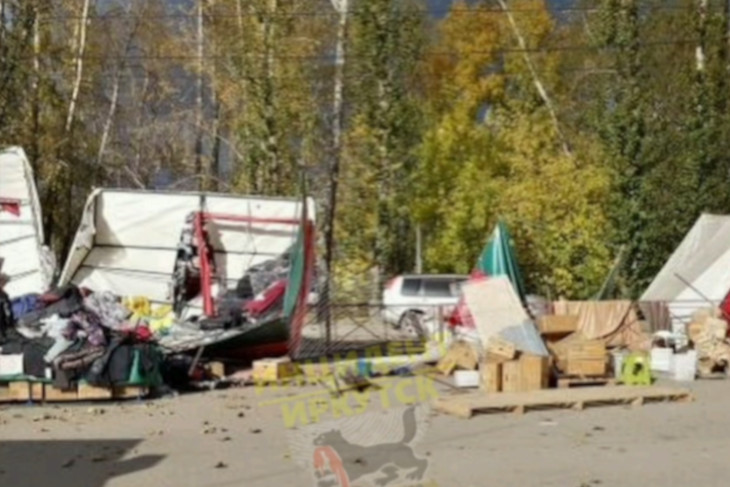 В Иркутске порывом ветра снесло торговые палатки