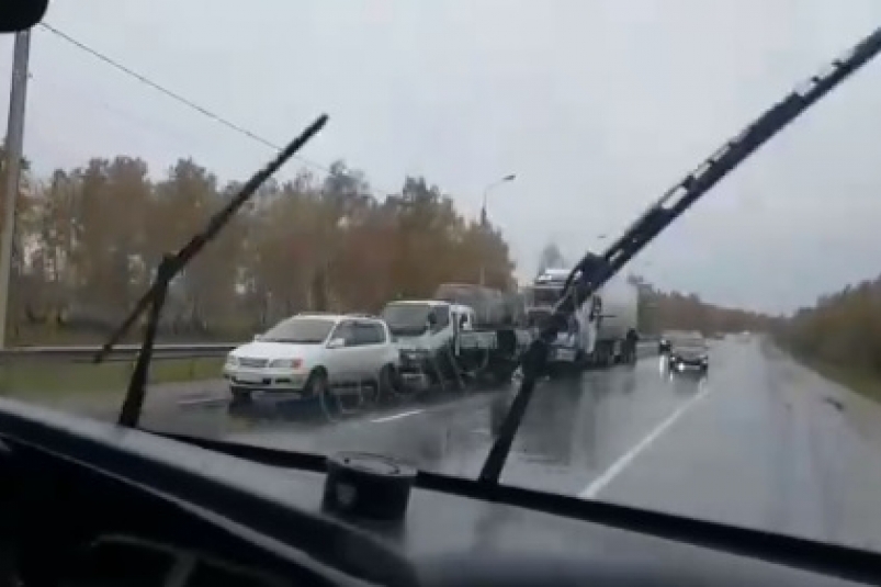 "Паровозик" из четырех автомобилей образовался на трассе в Усолье-Сибирском