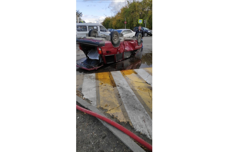 "Жигули" перевернулись после столкновения с Toyota Corolla в Ангарске