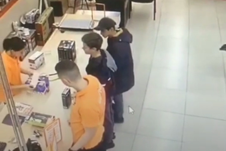 В Иркутске двое подростков расплатились в магазине электроники чужой картой