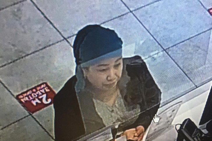 В Иркутске разыскивают женщину, расплатившуюся чужой картой в магазинах и кафе