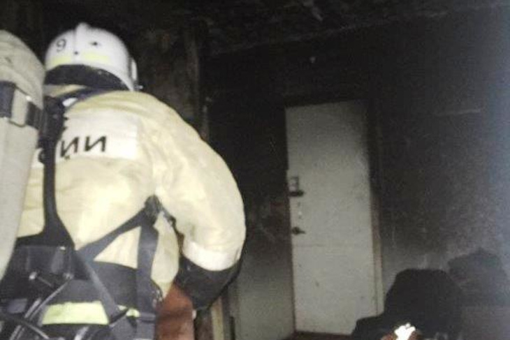 12 человек спасли на пожаре в бывшем общежитии в Ангарске