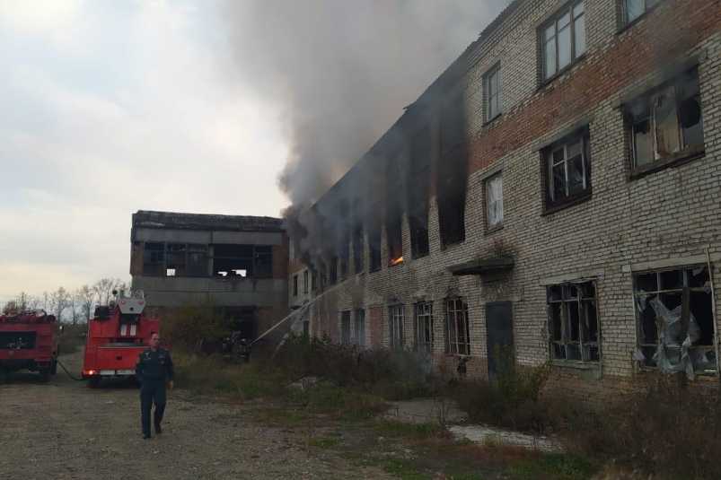 Пожар площадью 180 кв. метров произошел на территории закрытой пилорамы в Зиме