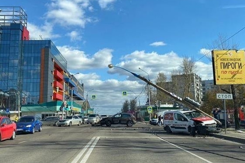 Автомобиль Peugeot влетел в столб на улице Байкальской в Иркутске