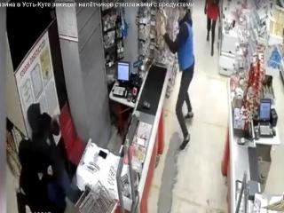 Охранник магазина в Усть-Куте закидал грабителей товарами с полок