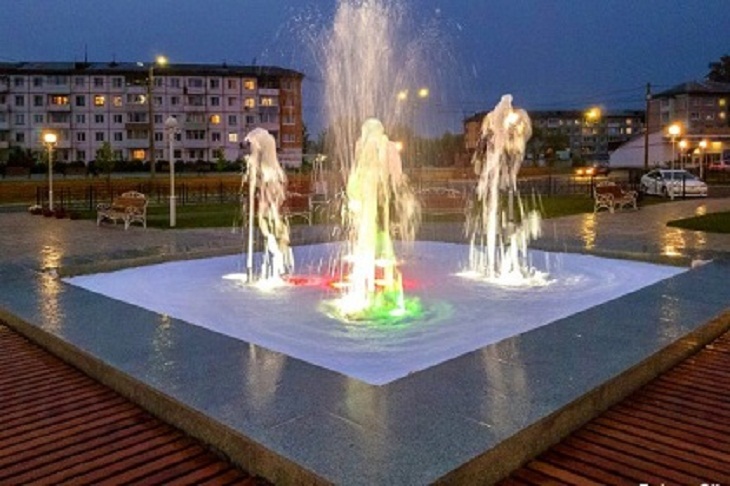 В поселке Чунский открыли первый в районе фонтан с подсветкой