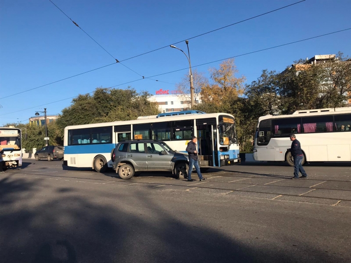 Chevrolet Niva и автобус №428 столкнулись на трамвайных путях в Иркутске