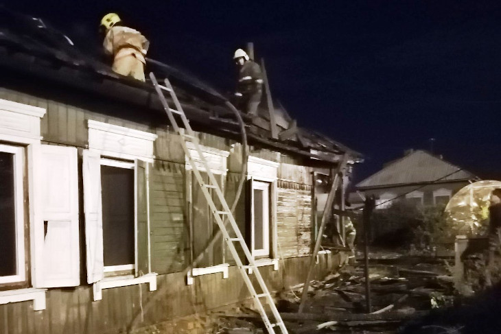 Два человека погибли при пожаре в частном доме в Иркутске