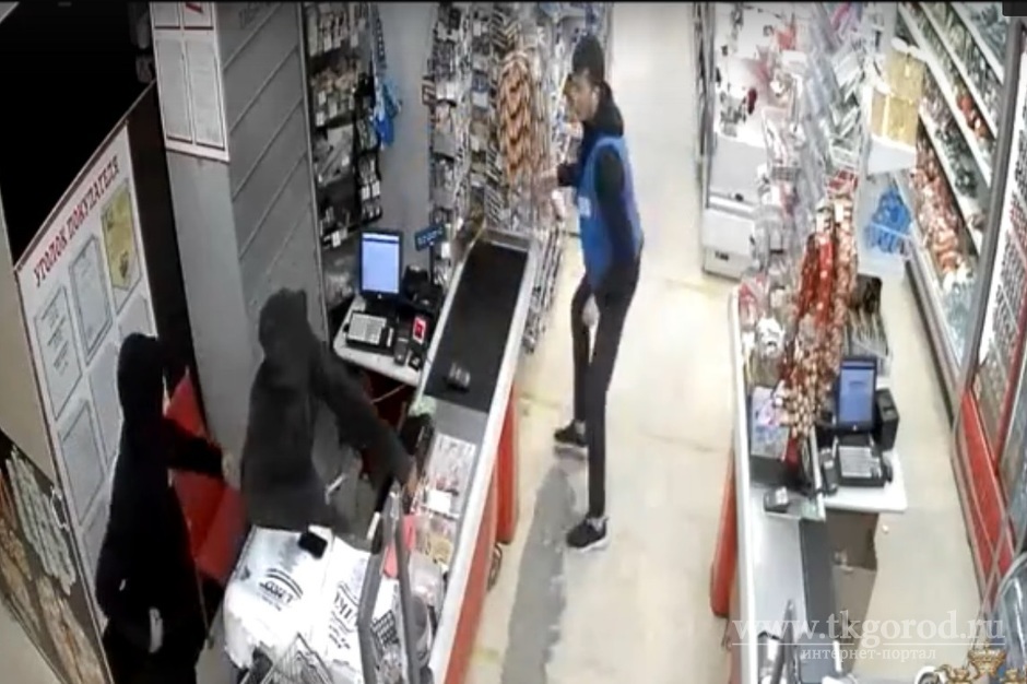 21-летний охранник магазина в Усть-Куте отбился от грабителей товаром. Его ждет награда за смелость и находчивость