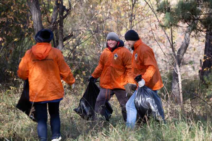 Сотрудники "Верхнечонскнефтегаза" убрали мусор на территории Кайской рощи в Иркутске 