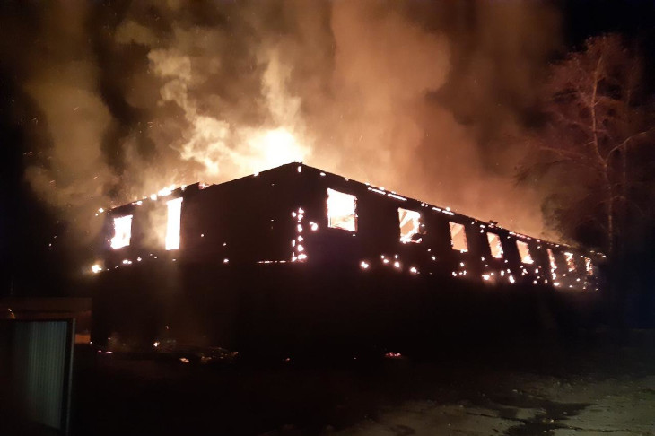 Здание бывшего хлебозавода сгорело в Еланцах