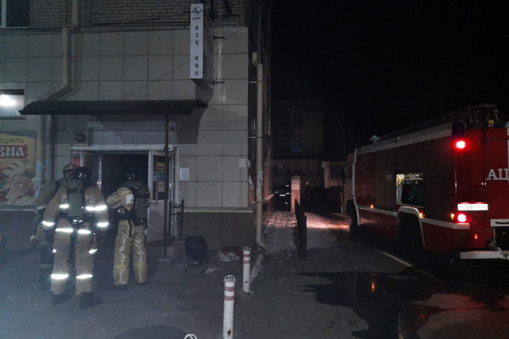 В Ангарске ночью горел трехэтажный магазин из-за короткого замыкания