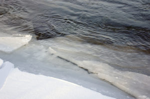 Двое детей погибли, провалившись под лед реки Нижней Тунгуски в Иркутской области