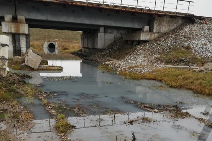 Вода в реке Олхе помутнела из-за попадания в неё кремниевой пыли
