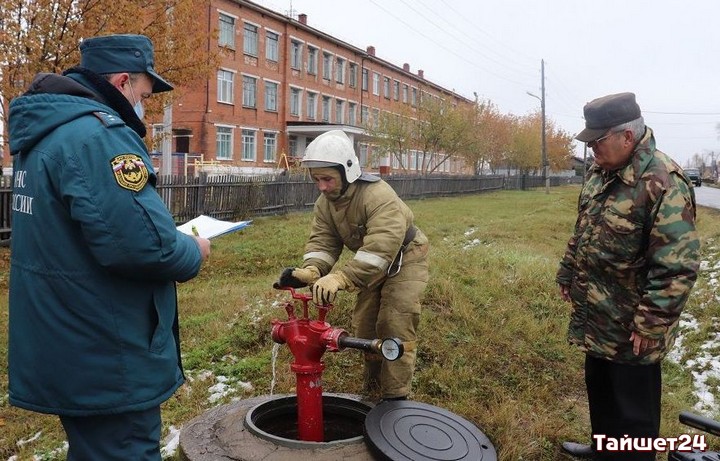 В Тайшете проверили готовность пожарных гидрантов к работе зимой