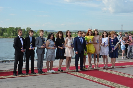 Дмитрий Бердников наградил лучших выпускников школ 2017 года