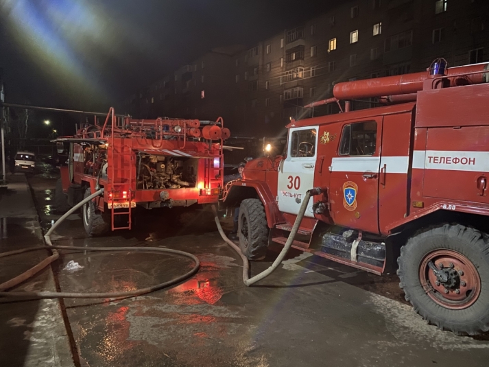 Пятерых человек спасли на пожаре в трехэтажке в Усть-Куте