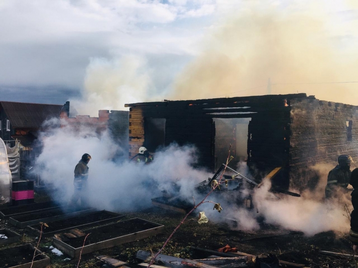 Четыре жилых дома загорелись в Грановщине в Иркутском районе