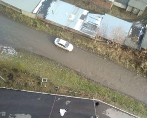 Молодой человек упал с высоты на улице Байкальской в Иркутске