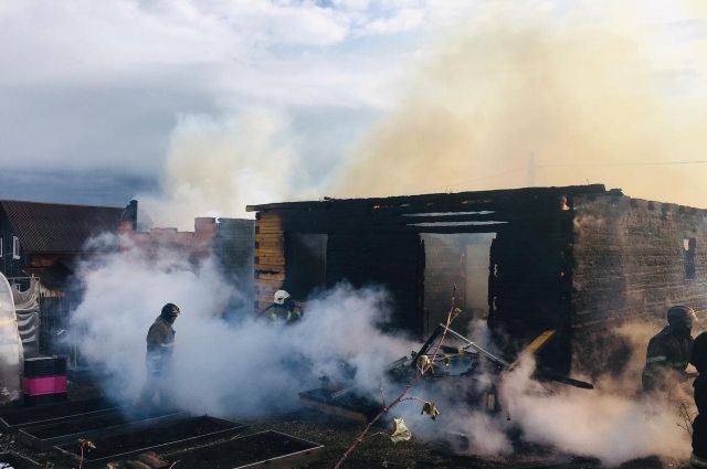 Огонь охватил четыре жилых дома в деревне Грановщина. Фото