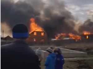 Четыре дома сгорели в деревне Грановщина Иркутского района. Фото и видео с места