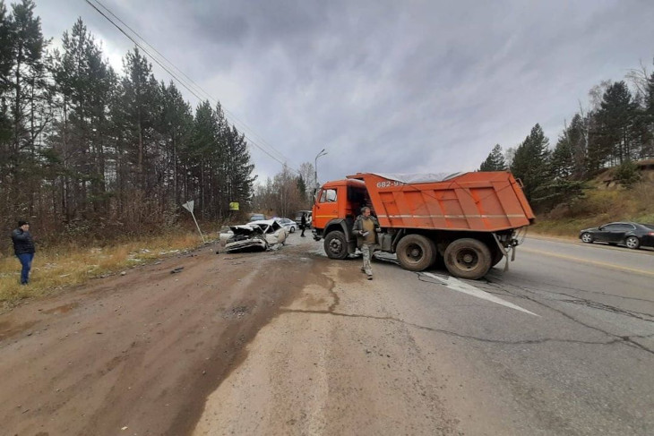 КамАЗ и Toyota Chaser столкнулись на трассе «Байкал» в Иркутском районе