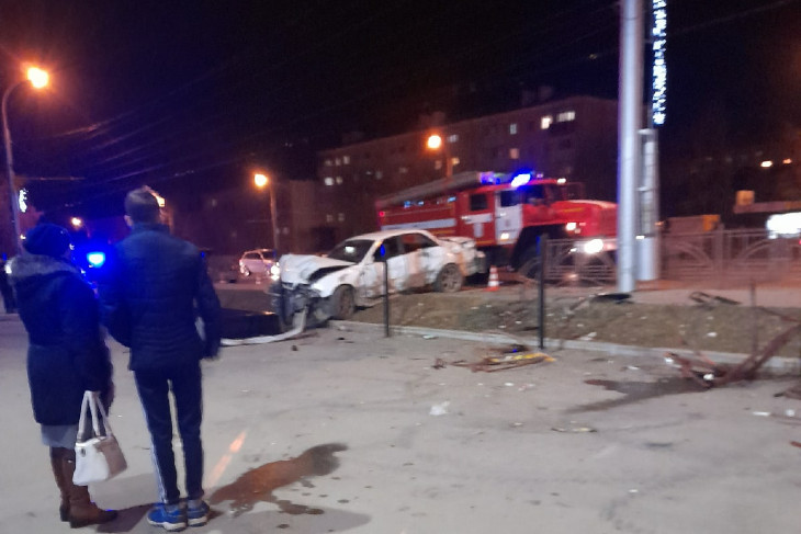 Прохожая пострадала при наезде автомобиля на дорожное ограждение в Иркутске