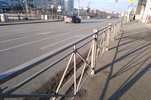 В Иркутске в районе политеха на девушку упал забор из-за наезда иномарки