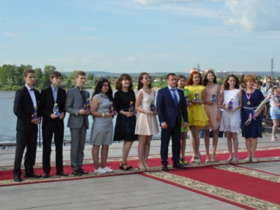 Дмитрий Бердников наградил лучших выпускников школ