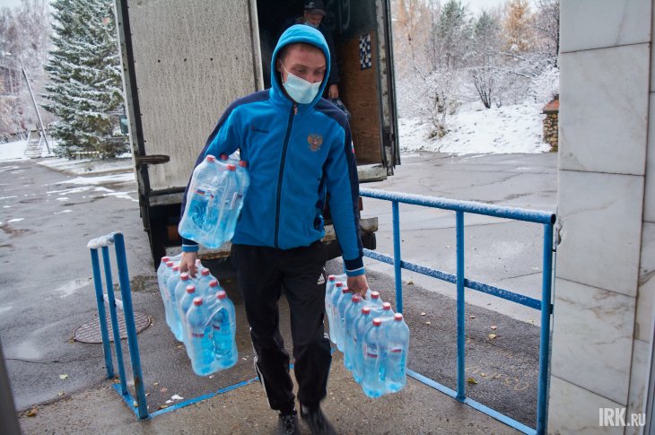 Предприниматели привезли питьевую воду в больницы Иркутска