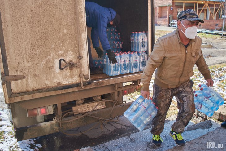 Тысячу бутылок с питьевой водой привезли предприниматели в инфекционную больницу Иркутска