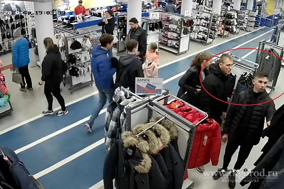 В Братске разыскивают подозреваемых в краже из спортивного магазина