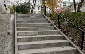 Более 100 лестниц отремонтируют в Свердловском округе