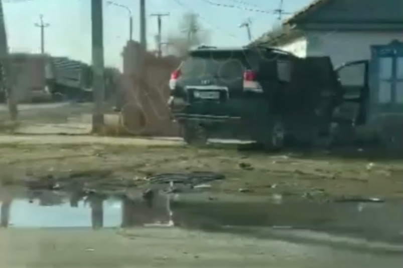 Внедорожник Toyota Land Cruiser врезался в частный дом на улице Ушаковская в Иркутске