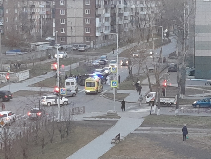 Автомобиль скорой помощи перевернулся на улице Мира в Иркутске
