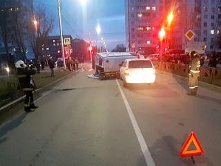 В ДТП со "скорой помощью" в Иркутске пострадали три человека