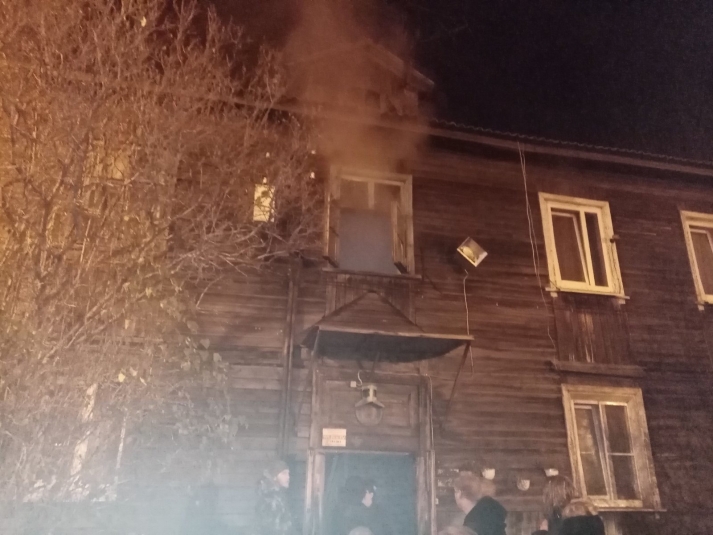 Пять человек спасли при пожаре в жилом доме на улице Напольной в Иркутске