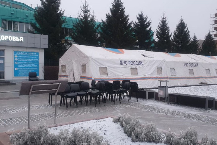 МЧС развернуло палатки перед Диагностическим центром для стоящих в очереди за тестами на COVID-19