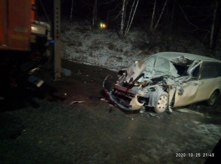 Водитель Toyota Sienta пострадал в столкновении с КАМАЗом на Байкальском тракте в Иркутске