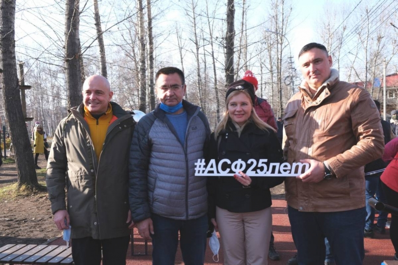 Сергей Сокол принял участие в открытии уличных тренажеров на острове Юности в Иркутске