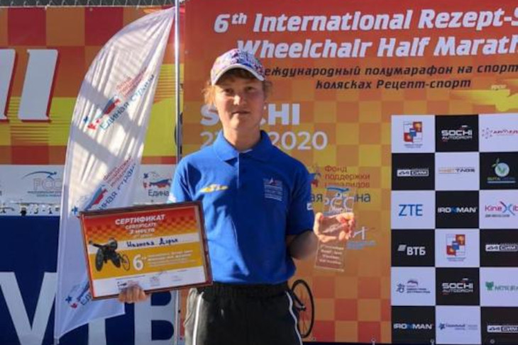 Саянская спортсменка выиграла серебро в международном полумарафоне на спортивных колясках