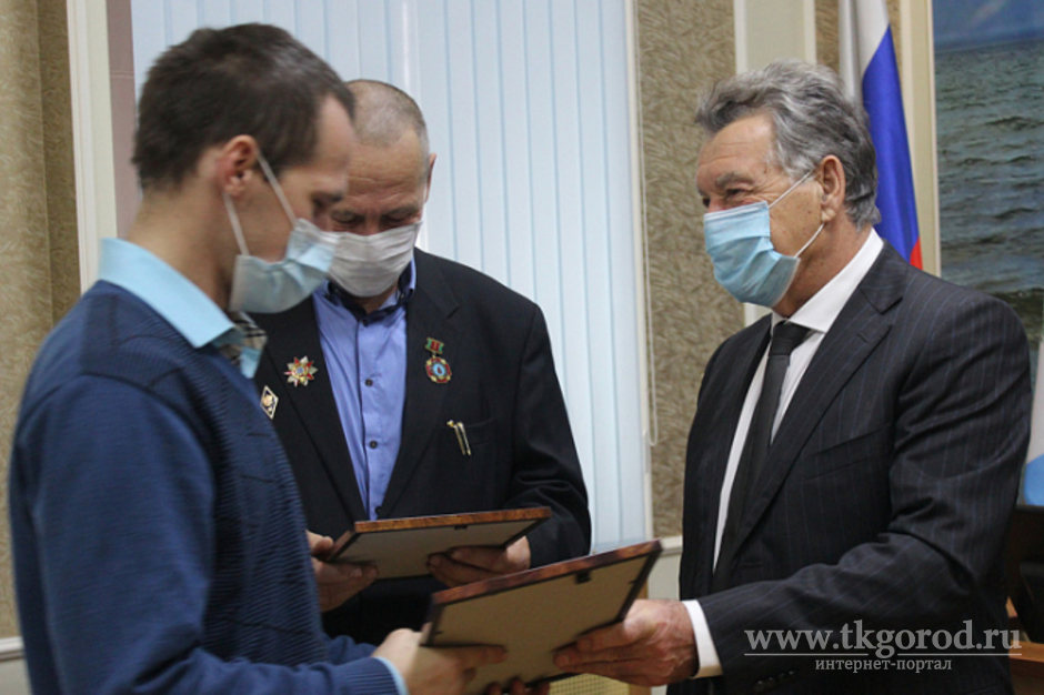 В Иркутске наградили отца и сына, которые оказали содействие в поимке сбежавших из-под конвоя преступников