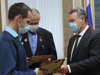 В Иркутске наградили отца и сына за помощь в задержании опасных преступников