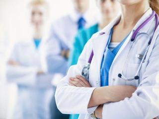 В Приангарье продлят выплаты работающим с коронавирусными пациентами врачам