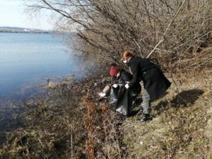 Экоотряд ИрГУПС очистил берег Ангары в Иркутске от мусора