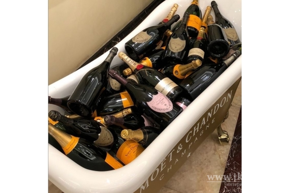 Ангарский депутат объяснил фото ванны с элитным шампанским, которое опубликовал на своей странице в соцсети