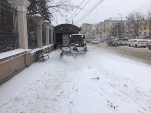 Больше 50 машин заняты на уборке улиц в Иркутске от снега