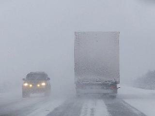В Слюдянском и Шелеховском районах из-за снегопада ограничено движение на трассе